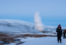Besökare vid Geysir, Island