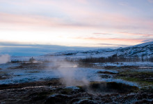 Otroligt vinterlandskap i Geysir vid skymningen, Island