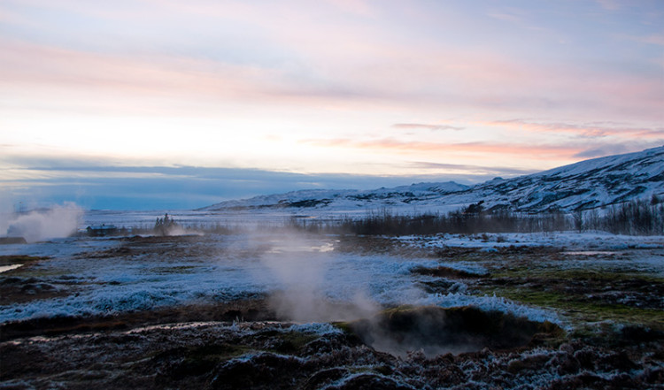 Otroligt vinterlandskap i Geysir vid skymningen, Island