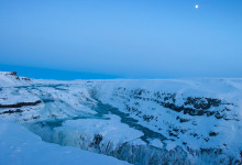 Måne över Gullfoss, fruset vattenfall på Island