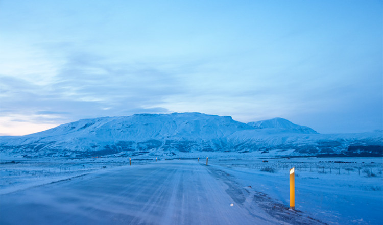 Vintrig landväg i skymningen, vid Gullfoss Island