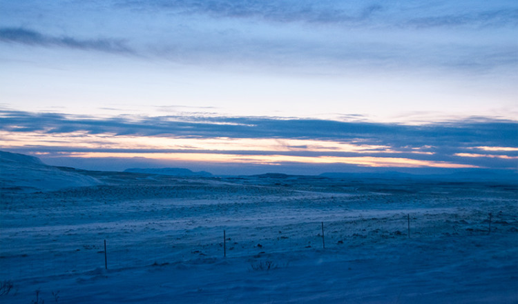 Skymning över isländskt vinterlandskap