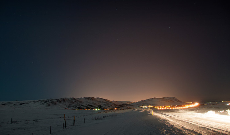 Vägen tillbaka mot Reykjavik en vinternatt, Island