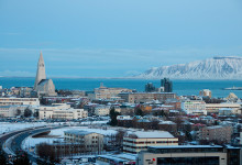 Reykjavik med Hallgrímskirkja och Akrafjäll i fjärran, Island