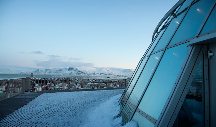 Staden och kringliggande berg sett från Perlan, Reykjavik Island