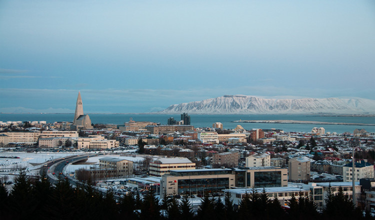 Utsikt från Perlan över Reykjavik och Akrafjäll i fjärran, Island