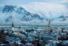 Reykjavik med Esjan på andra sidan sundet, Island