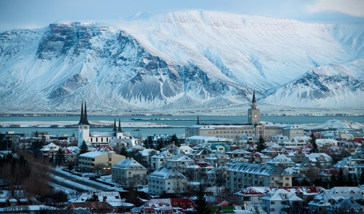 Reykjavik med Esjan på andra sidan sundet, Island