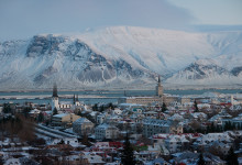 Reykjavik stad med bergskedjan Esjan, Island