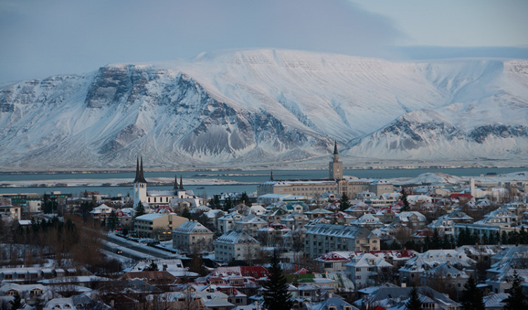 Reykjavik stad med bergskedjan Esjan, Island