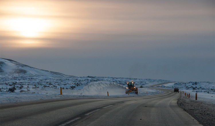 Snöplog på vägen mot Grindavik, Island