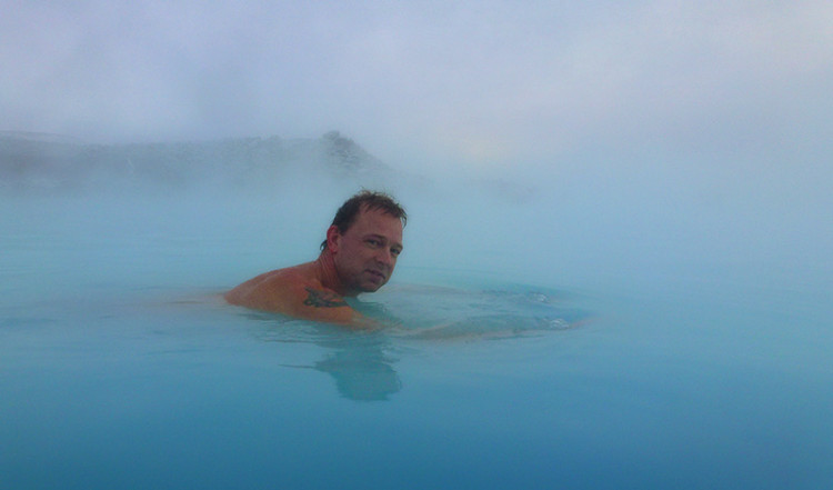 Lasse glider fram i Blå Lagunen, Grindavík Island