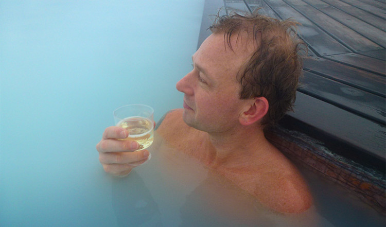 Lasse tar ett glas champagne i Blå Lagunen, Grindavík Island