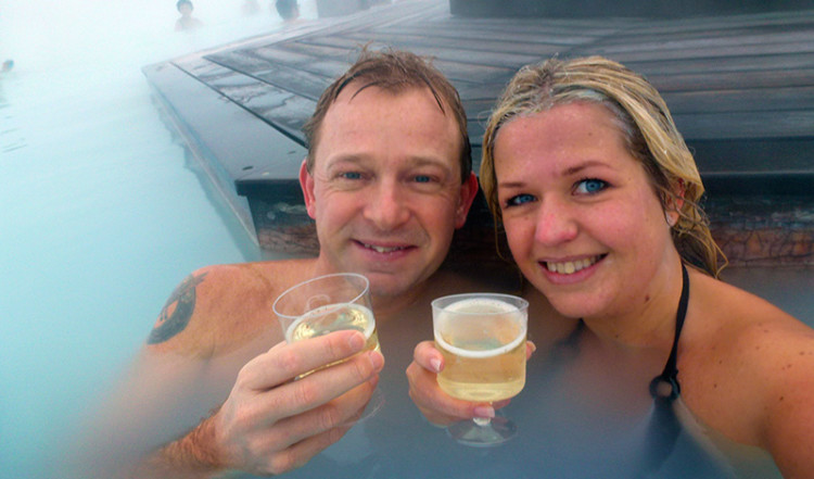 Lasseoch Anki skålar för ett lyckat besök i Blå Lagunen, Grindavík Island