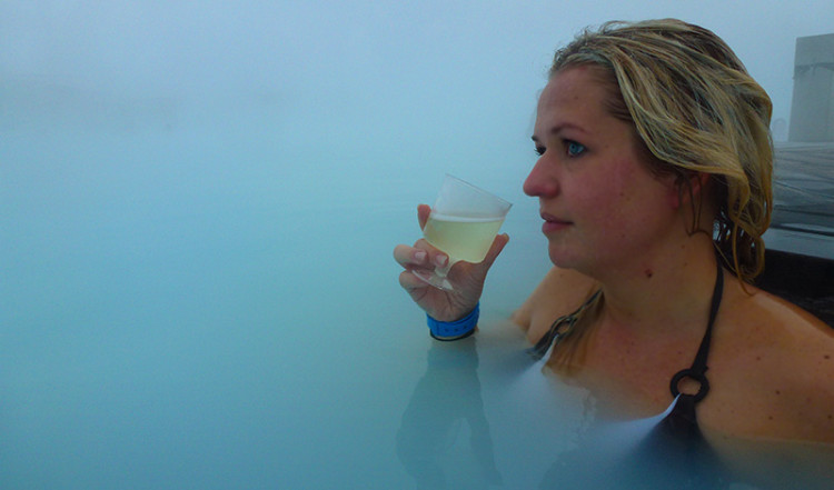 Anki njuter av varmt vatten och god champagne i Blå Lagunen, Grindavík Island