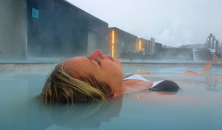 Anki njuter av det varma vattnet i Blå Lagunen, Grindavík Island