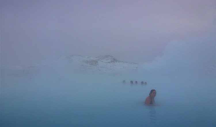 Blå Lagunen dold i ånga, Grindavík Island