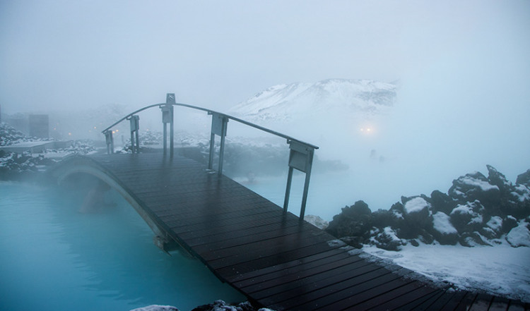 En gångbro i Blå Lagunen, Grindavík Island