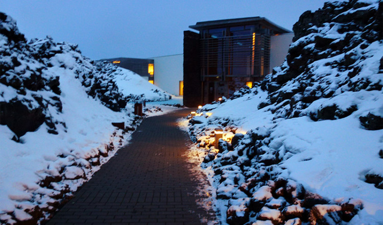 Gångväg längs vulkansten vid Blå Lagunen, Grindavík Island