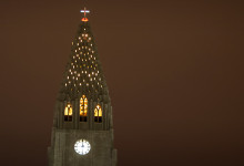 Upplyst kyrktorn och klocka på Hallgrímskirkja, Reykjavik Island