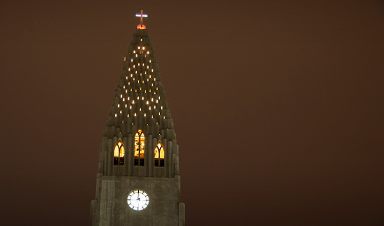 Upplyst kyrktorn och klocka på Hallgrímskirkja, Reykjavik Island