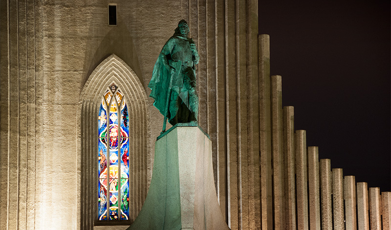 Staty och fönster till Hallgrímskirkja, Reykjavik Island