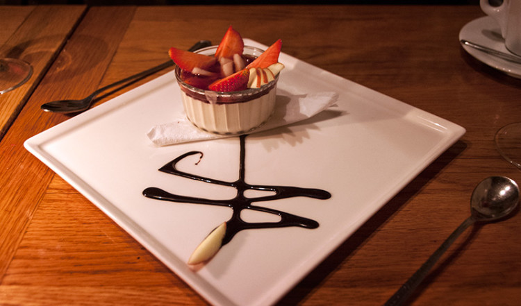 Panna Cotta med frukt och jordgubbssås på Caruso Ristorante, Reykjavik