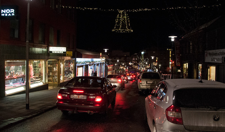 Vid Bankastrati en januarikväll i Reykjavik