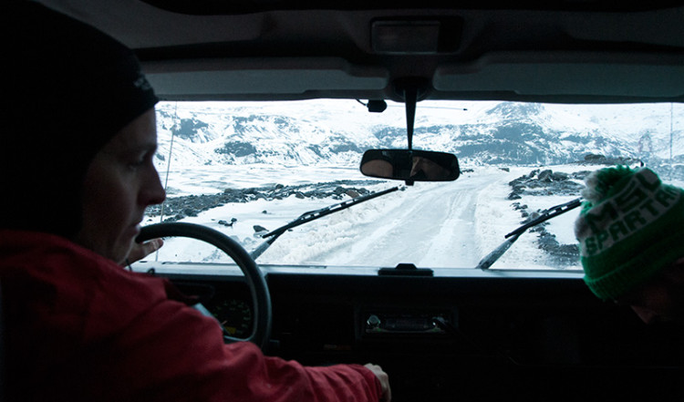 Terränggående jeep på en smal och ojämn väg, Island