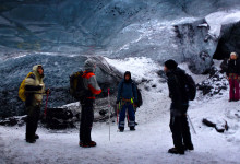 Från under en glaciärgrotta vid Sólheimajökull, Island