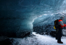 Från under en glaciärgrotta vid Sólheimajökull, Island
