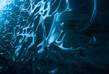 Isvägg i en glaciärgrotta vid Sólheimajökull, Island