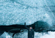 Lasse vid glaciärgrotta i Sólheimajökull, Island