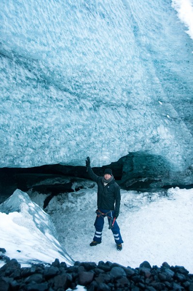 Lasse vid glaciärgrotta i Sólheimajökull, Island