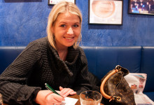 Anki skriver vykort och dricker kaffe på Cafe Kaffitar, Reykjavik