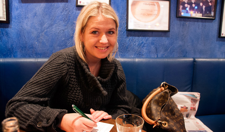 Anki skriver vykort och dricker kaffe på Cafe Kaffitar, Reykjavik