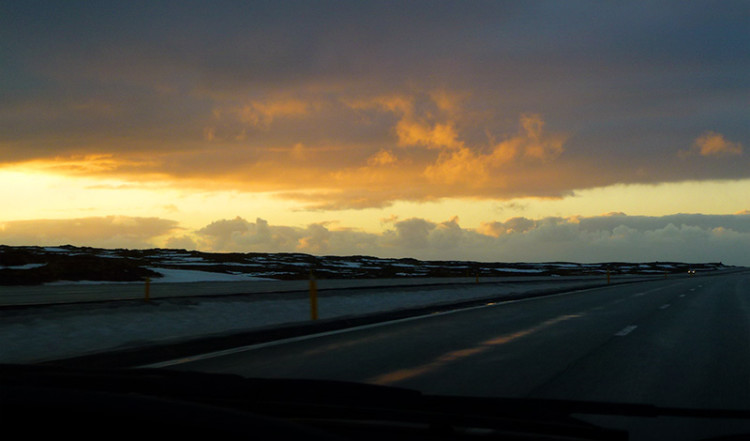 Solen ligger lågt på vägen från Reykjavik till Keflavik flygplats