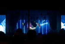 En gigantisk discokula över scen, invigning av Clarion Post, Göteborg