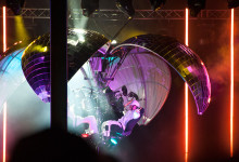 Petter Stordalen gör entré från gigantisk discokula på scen, invigning av Clarion Post, Göteborg