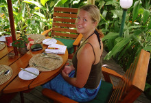 Anki äter lunch på Nadi Bay Resort Hotel, Fiji