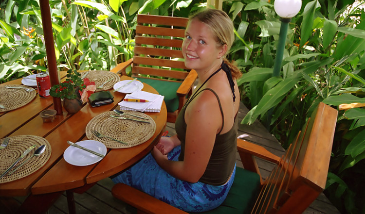 Anki äter lunch på Nadi Bay Resort Hotel, Fiji
