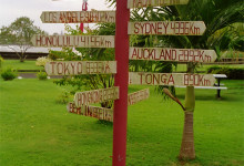 Skylt med avstånd från Apia till olika världsstäder, Samoa