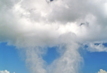 Vatten skjuter upp vid Alofagaa blowholes, Savaii Samoa