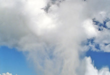 Vatten som sprutar högt vid Alofagaa blowholes, Savaii Samoa