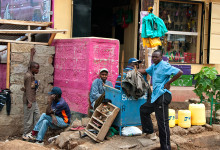 Män utanför butik i Narok, Kenya