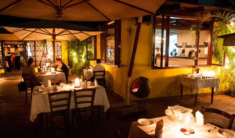 Servering under öppen himmel, Osteria Del Chianti, Restaurant Nairobi Kenya Servering under öppen himmel, Osteria Del Chianti, Restaurant Nairobi Kenya