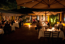 Servering under öppen himmel, Osteria Del Chianti, Restaurant Nairobi Kenya