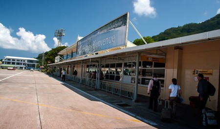 Ingång från landningsbanan till Seychelles International Airport