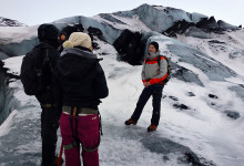 Guiden berätar om glaciären Sólheimajökull, Island