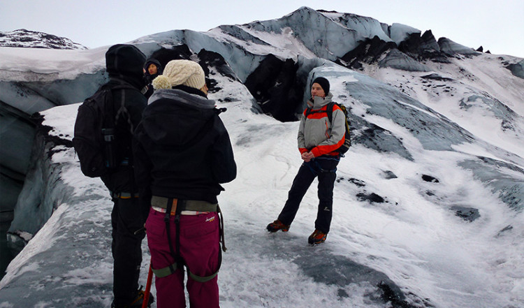 Guiden berätar om glaciären Sólheimajökull, Island
